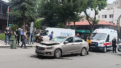 Kars'ta kavşakta feci kaza: 3 yaralı