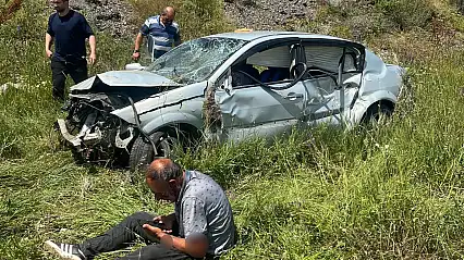 Kars'ta kontrolden çıkan otomobil şarampole devrildi: 2 yaralı