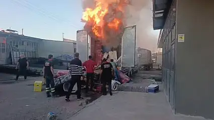 Kars'ta nakliye kamyonu alevlere teslim oldu: Ev eşyaları kül oldu