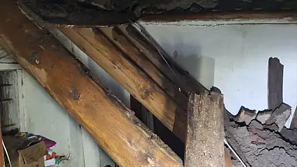 Kars'ta sağanak evi vurdu! Duvar ve tavan çöktü