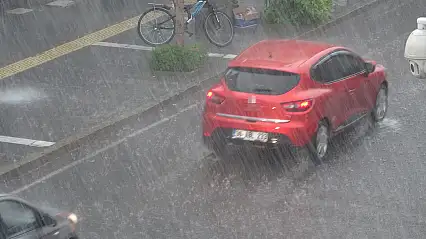 Kars'ta sağanak ve dolu sokakları suyla kaplandı