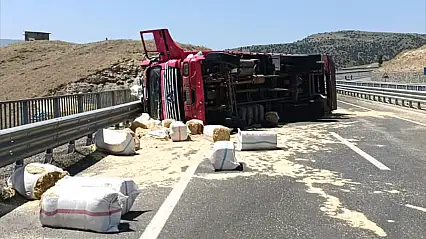 Kars'ta saman yüklü kamyon devrildi: 1 yolcu yaralandı