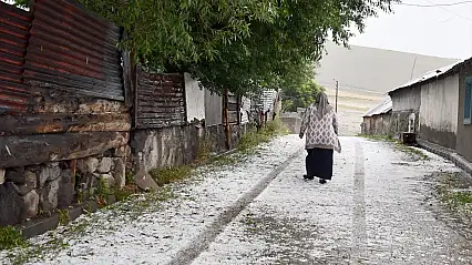 Kars'ta sokaklar beyaza büründü