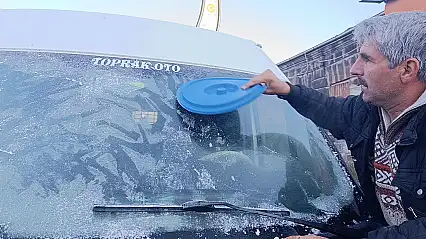 Kars'ta termometreler eksi 6'yı gördü, araç camları buz tuttu