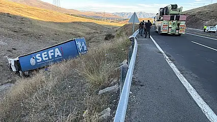 Kars'ta tır şarampole devrildi