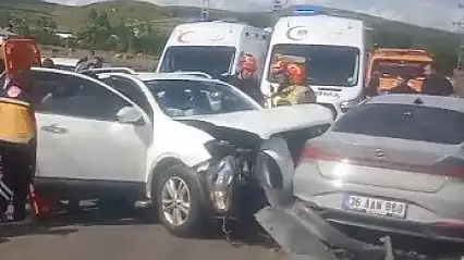 Kars'ta üç aracın karıştığı zincirleme kaza: 8 yaralı