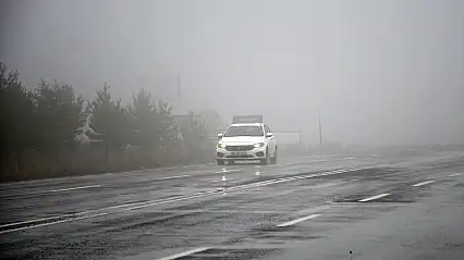 Kars'ta yoğun sis görüş mesafesini 30 metreye düşürdü