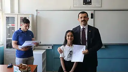 Kaymakam Ahmet Coşkun minik öğrencilerin karne sevincine ortak oldu