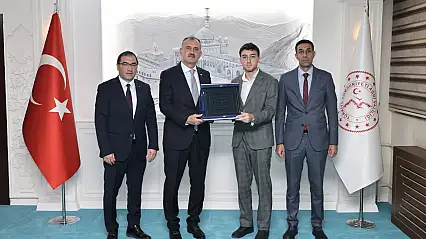 Kırşehir'den Vali Bozkurt'a anlamlı plaket