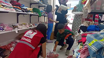 Kızılay Butik mağazasında ihtiyaç sahibi aileler giydirildi