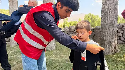 Kızılay Doğubayazıt'tan Mescit Köyü'ne giyim desteği