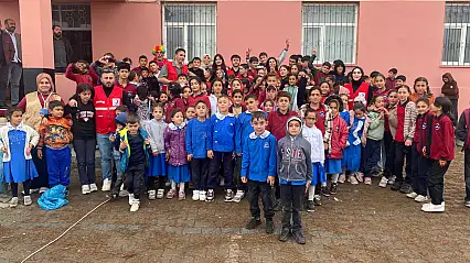 Kızılay ekibi Tutak'ta öğrencilerle buluştu