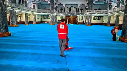 Kızılay gönüllüleri Ağrı'nın en büyük camisinde temizlik yaptı