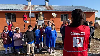 Kızılay gönüllüleri Çamurlu Köyü'nde çocukların yüzünü güldürdü