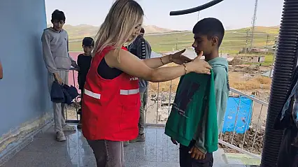 Kızılay gönüllülerinden çocuklara giyim desteği