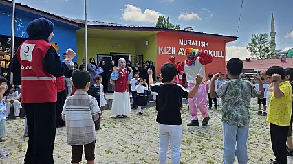 Kızılay miniklerin karne sevincine ortak oldu