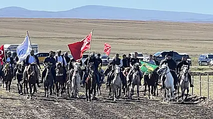Krs'ta rahvan atlar piste çıktı