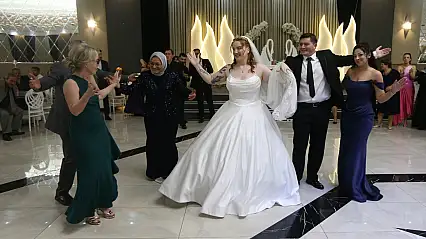 Las Vegas'ta tanıştılar, düğünü Kars'ta yaptılar