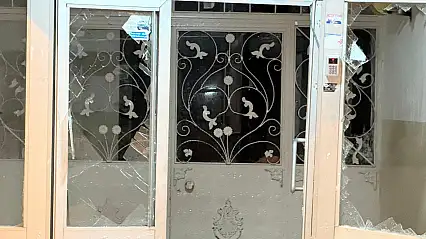 Mahalleli bomba sesi sandı: Ağrı'da çatıdan düşen kar kapıyı paramparça etti!