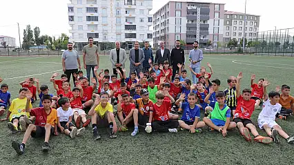 Müdür Çelebi Patnos'ta yaz spor okulları ve el sanatları kurslarını ziyaret etti