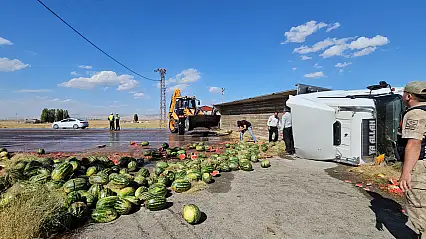 Muş-Hasköy yolunda karpuz yüklü tır devrildi