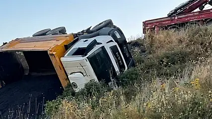 Muş'ta asfalt yüklü iş makinesi devrildi: Sürücü yaralandı