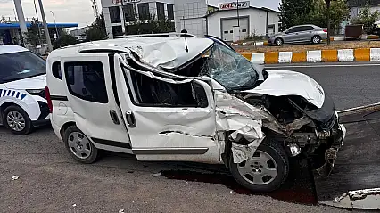 Muş'ta hafif ticari araç tıra arkadan çarptı: 1'i ağır 3 yaralı