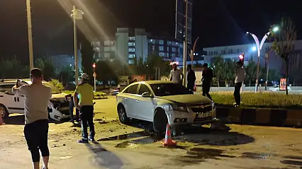 Muş'ta Hastane Kavşağı'nda gece kazası 2 kişi yaralandı
