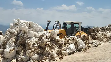 Muş'ta Haziran sonunda kar mesaisi: Yayla yolları iş makineleriyle açılıyor