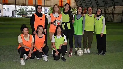 Muş'ta kadınlar çocuklarını eşlerine bırakıp halı sahada futbol oynadı