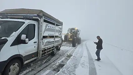 Muş'ta kar yağışı başladı, 10 köy ve 22 mezranın yolu için ekipler harekete geçti