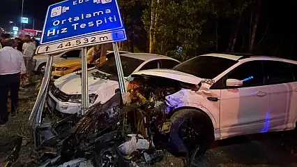 Muş'ta kontrolden çıkan otomobil park halindeki 3 araca çarptı: 3 yaralı