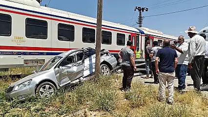 Muş'ta yolcu treni otomobile çarptı: 3 yaralı