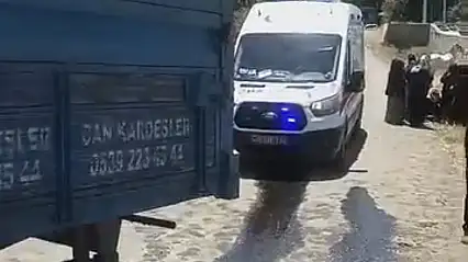 Muş'ta yolcu treni traktöre çarptı: Traktör ikiye bölündü, sürücü mucize eseri kurtuldu