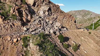 Oltu'da heyelan tehlikesi bitmiyor: Dev kayalar yolu kapattı