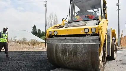 Patnos Belediyesi Malazgirt Caddesi'nde asfaltlama çalışmalarına başladı