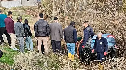 Patnos-Erciş yolunda araç dereye uçtu! Sürücü kazadan kurtuldu