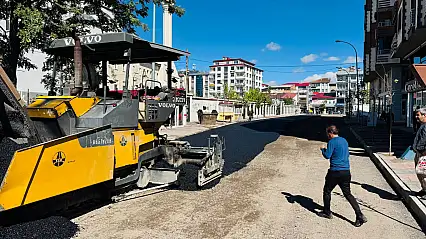 Patnos'ta altyapısı tamamlanan sokakta asfalt serimi başladı