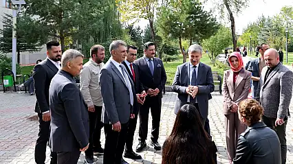Rektör Gülçin öğrencilerin taleplerini kampüste dinledi