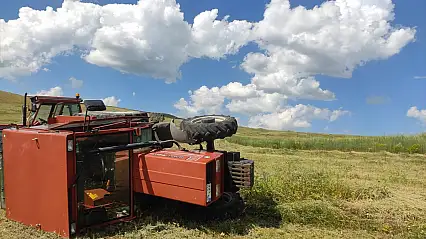 Sarıkamış'ta traktör şarampole devrildi sürücü yaralandı