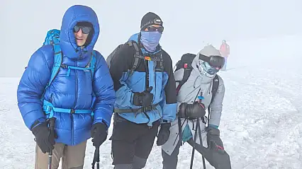 Savaşın ayırdığı iki ülkenin dağcıları Ağrı Dağı'nda kol kola zirve yaptı