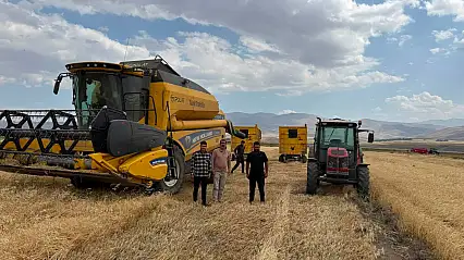Taşlıçay'da üretime destek: Başkan Budak tarlada ekim yaptı