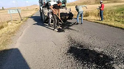 Taşlıçay'ın Çökelge köyünde bozuk yollar onarıldı