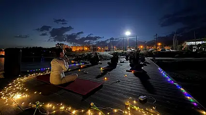 Tatvan'da dolunay altında yoga: Van Gölü kıyısında buluştular