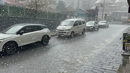 Tatvan'ı sağanak ve dolu vurdu: Yollar göle döndü