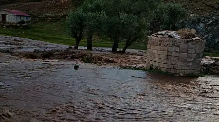Tekman'ı sel ve kasırga vurdu!