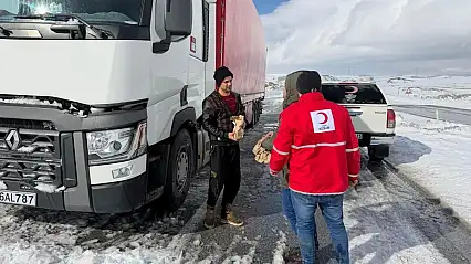 Tendürek'te bekleyen sürücülere Kızılay desteği