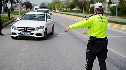 Trafikte Kurallar Değişti: Sürücülere Ekran, Telefon Tutucu ve Ses Sistemi Düzenlemesi