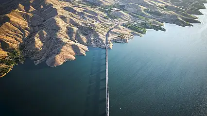 Türkiye'nin en uzun demir yolu köprüsü 40 yıldır kıtaları birbirine bağlıyor