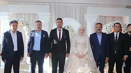 Tutak Belediye Başkanı Fevzi Sayan, genç çiftin nişan yüzüklerini taktı